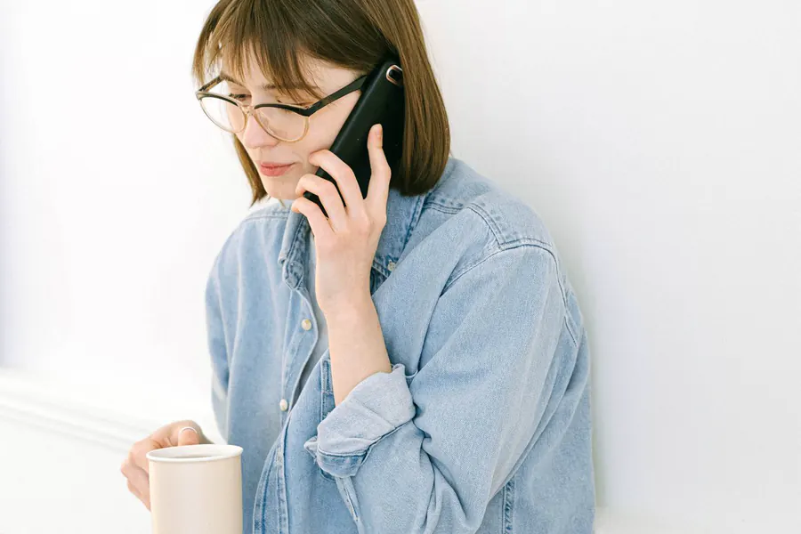 電話で相談する女性